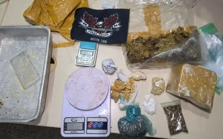 Moto ligada e portas abertas levam Polícia Militar a descobrir grande quantidade de drogas em residência