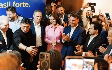 Bruno Bolsonaro Scheid participou do ato "Senado forte, Brasil forte" ao lado de Michelle e Flávio Bolsonaro