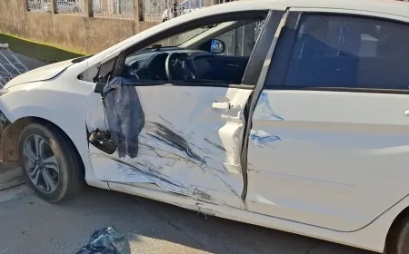 Honda City bate em ambulância do SAMU e derruba portão de residência em Ji-Paraná