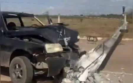 Fiat Uno fica destruído após bater contra poste no bairro Greenville, em Ji-Paraná