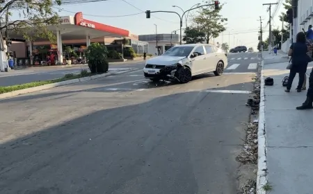Motociclista é socorrido após bater contra carro em cruzamento; moto é retirada do local