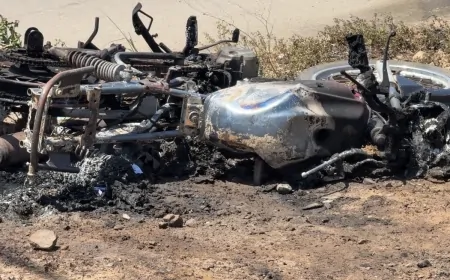 Motocicleta fica completamente destruída após pegar fogo em acidente em Ji-Paraná
