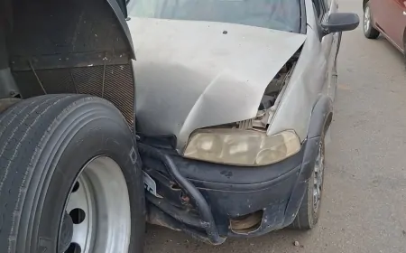 Carro fica destruído após colisão com bitrem na marginal da BR-364 em Ji-Paraná