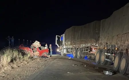 Colisão frontal entre caminhonete e caminhão carregado de madeira deixa um morto na Linha 128