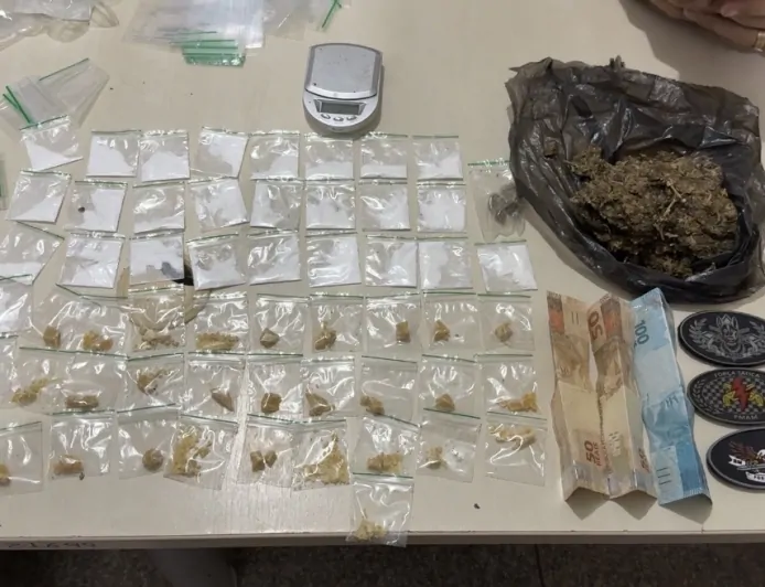 PM apreende drogas e motocicleta usada no tráfico após abordagem no bairro JK