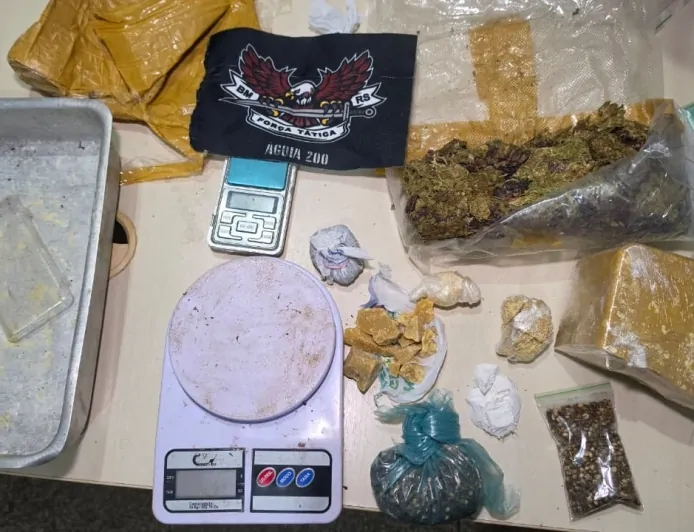 Moto ligada e portas abertas levam Polícia Militar a descobrir grande quantidade de drogas em residência