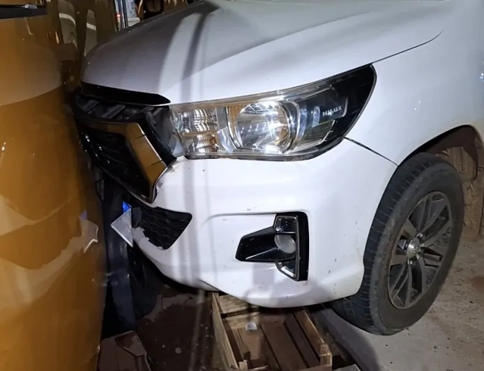 Motociclista fica ferido após colisão com caminhonete no cruzamento da Avenida Brasil com a T-14