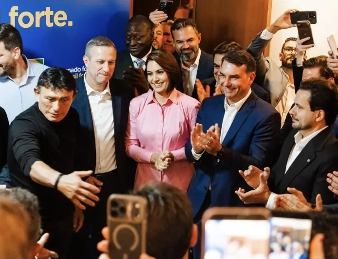 Bruno Bolsonaro Scheid participou do ato "Senado forte, Brasil forte" ao lado de Michelle e Flávio Bolsonaro