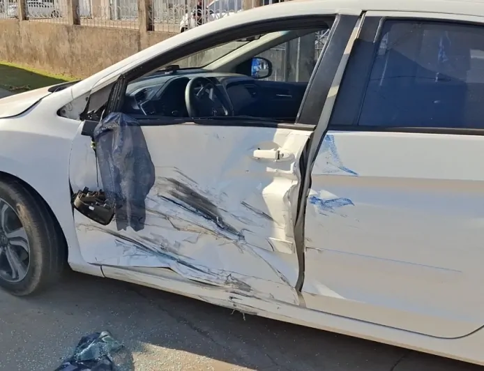 Honda City bate em ambulância do SAMU e derruba portão de residência em Ji-Paraná