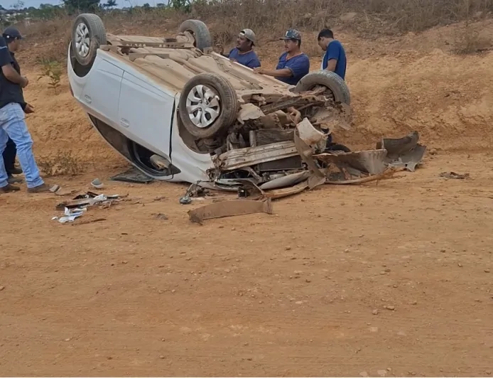 Mulher fica ferida após atingir pedra e capotar veículo em Ji-Paraná