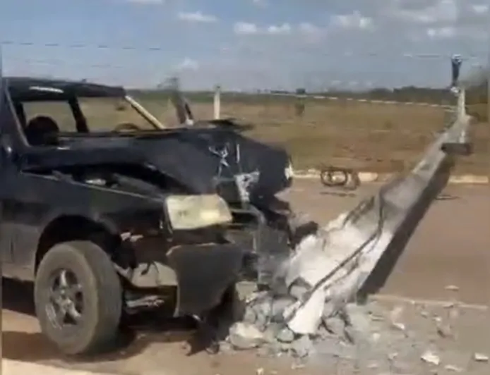 Fiat Uno fica destruído após bater contra poste no bairro Greenville, em Ji-Paraná