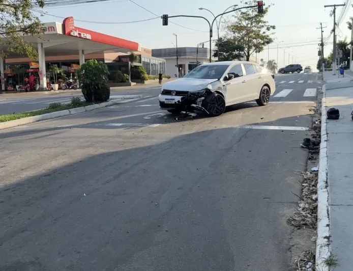 Motociclista é socorrido após bater contra carro em cruzamento; moto é retirada do local