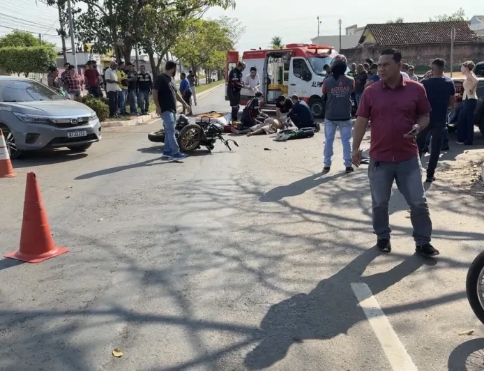 Colisão entre carro e motocicleta deixa homem gravemente ferido em Ji-Paraná