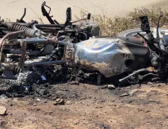 Motocicleta fica completamente destruída após pegar fogo em acidente em Ji-Paraná