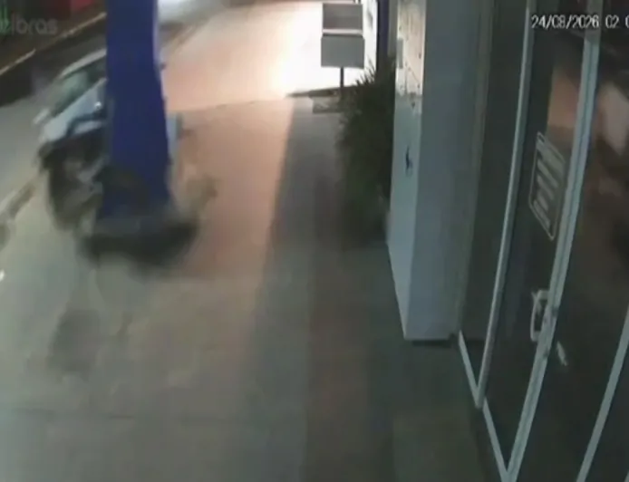 Câmeras flagram momento em que Onix capota após colisão em Ji-Paraná