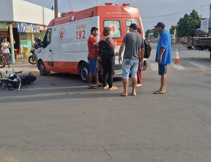 Motociclista fica inconsciente após bater contra caminhão em cruzamento da T-26
