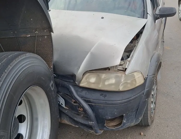 Carro fica destruído após colisão com bitrem na marginal da BR-364 em Ji-Paraná