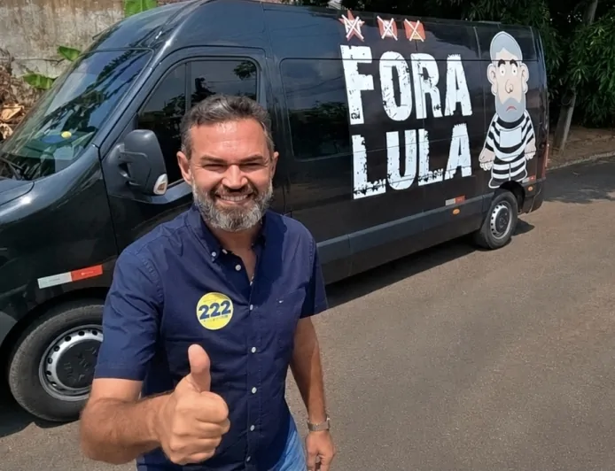 Saiu na mídia nacional: em Rondônia, candidato ao Senado adesiva ‘Fora Lula’ e ‘Fora Moraes’ em Van