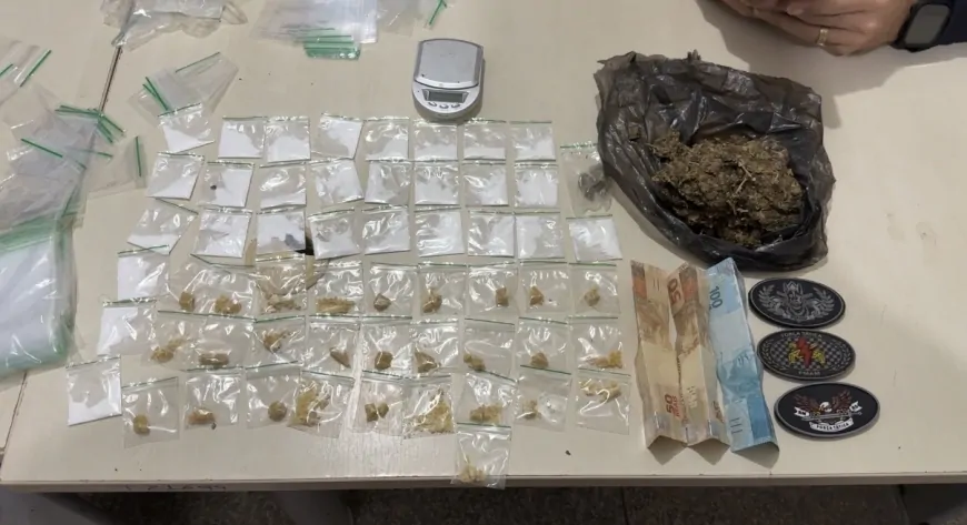 PM apreende drogas e motocicleta usada no tráfico após abordagem no bairro JK