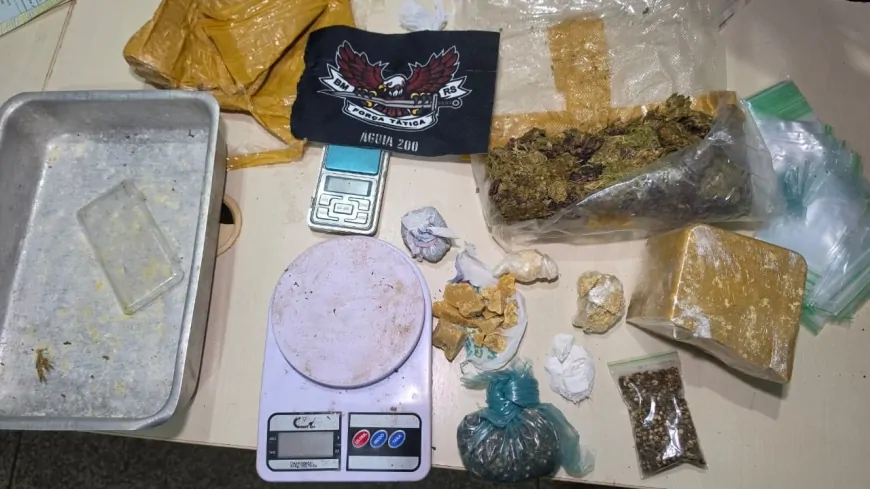 Moto ligada e portas abertas levam Polícia Militar a descobrir grande quantidade de drogas em residência