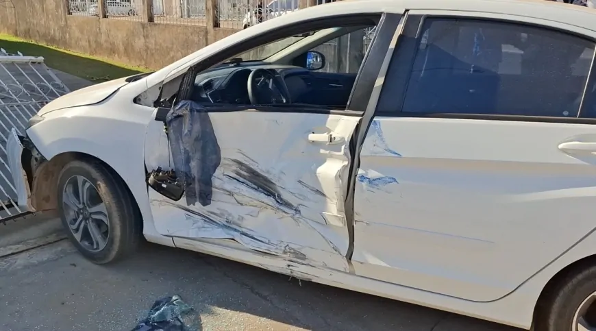 Honda City bate em ambulância do SAMU e derruba portão de residência em Ji-Paraná
