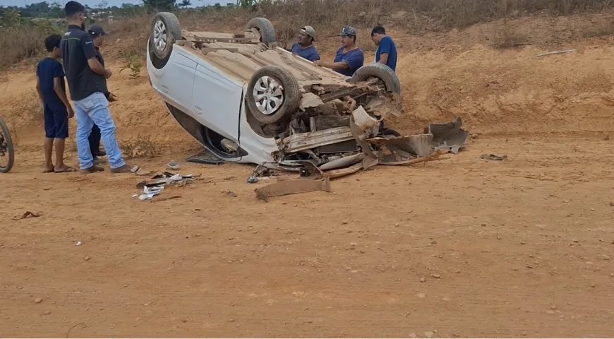 Mulher fica ferida após atingir pedra e capotar veículo em Ji-Paraná