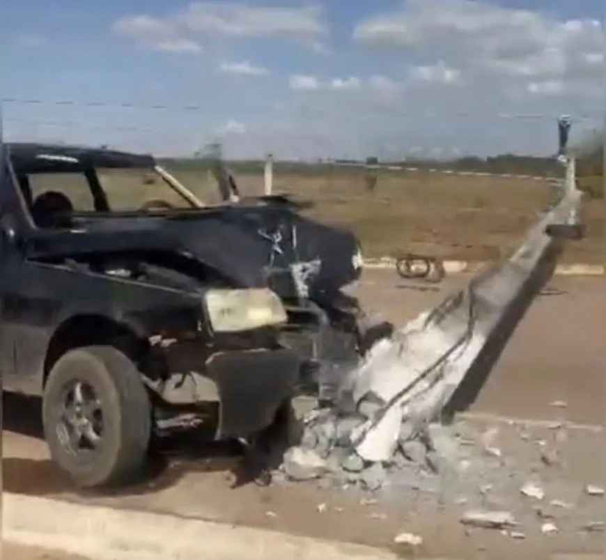 Fiat Uno fica destruído após bater contra poste no bairro Greenville, em Ji-Paraná