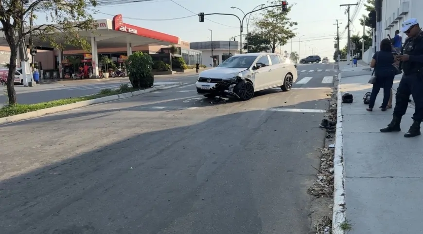 Motociclista é socorrido após bater contra carro em cruzamento; moto é retirada do local