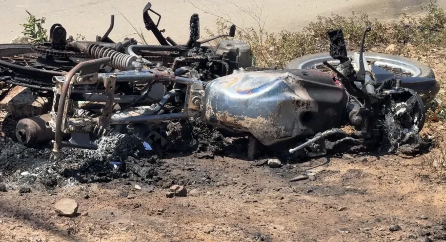 Motocicleta fica completamente destruída após pegar fogo em acidente em Ji-Paraná