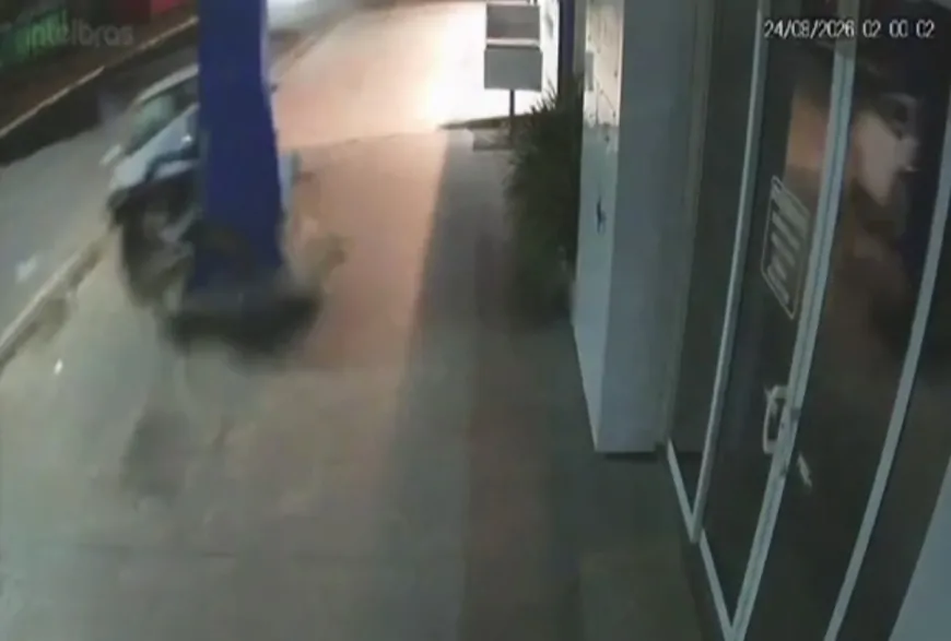 Câmeras flagram momento em que Onix capota após colisão em Ji-Paraná