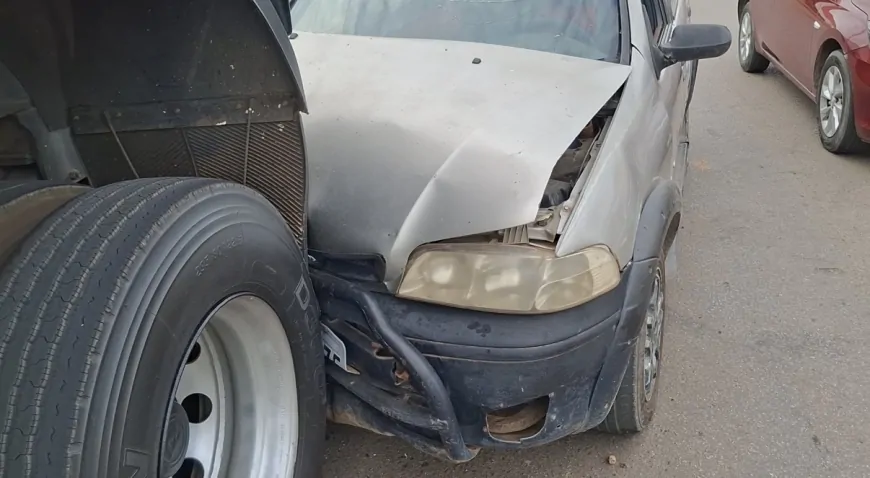 Carro fica destruído após colisão com bitrem na marginal da BR-364 em Ji-Paraná