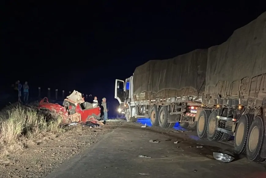 Colisão frontal entre caminhonete e caminhão carregado de madeira deixa um morto na Linha 128