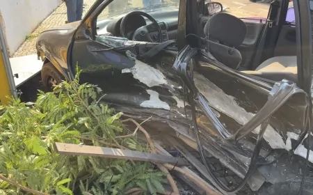 Mulher é lançada para fora de carro após colisão no cruzamento da T14 com a Avenida Brasil