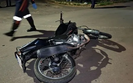 Três pessoas ficam feridas após colisão entre motocicletas na T-28