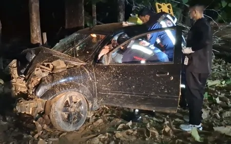 Ford Ka bate violentamente contra árvore e deixa motorista ferido em Ji-Paraná