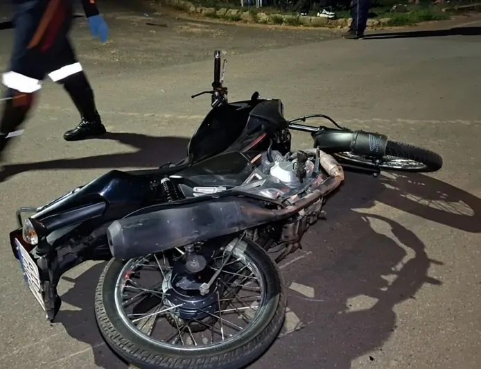 Três pessoas ficam feridas após colisão entre motocicletas na T-28