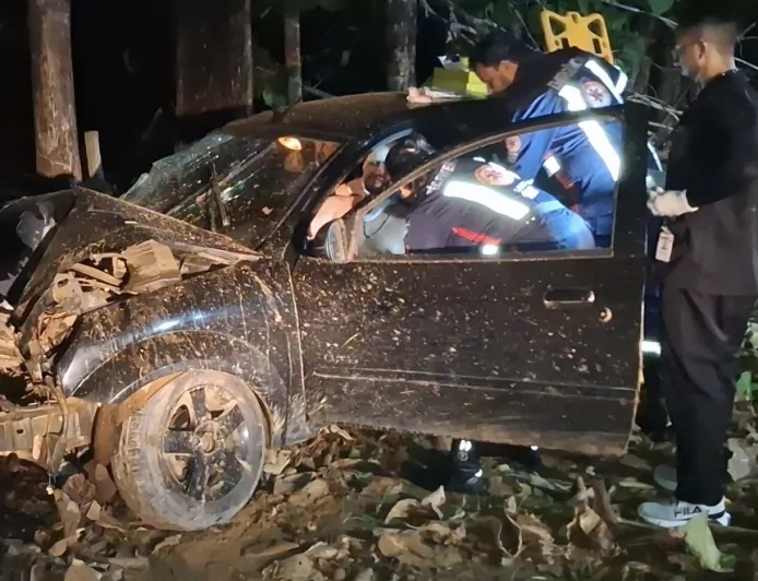 Ford Ka bate violentamente contra árvore e deixa motorista ferido em Ji-Paraná