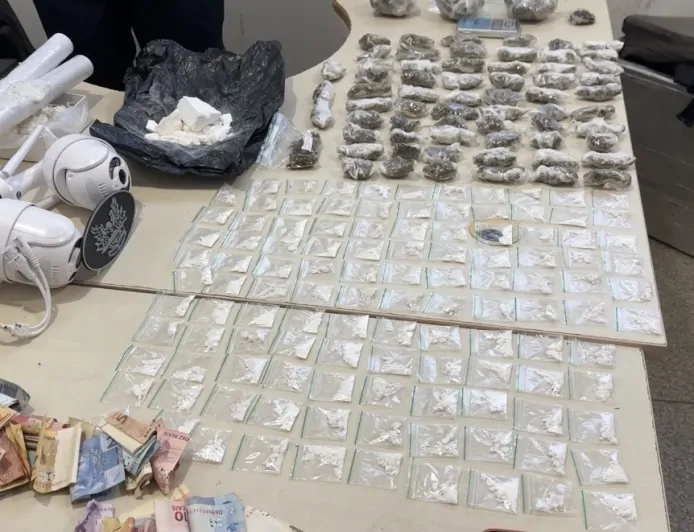 Polícia apreende drogas, balança e quase r$ 7 mil durante ação contra suspeito de tráfico