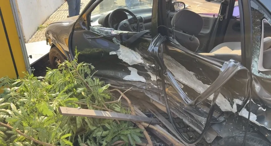 Mulher é lançada para fora de carro após colisão no cruzamento da T14 com a Avenida Brasil