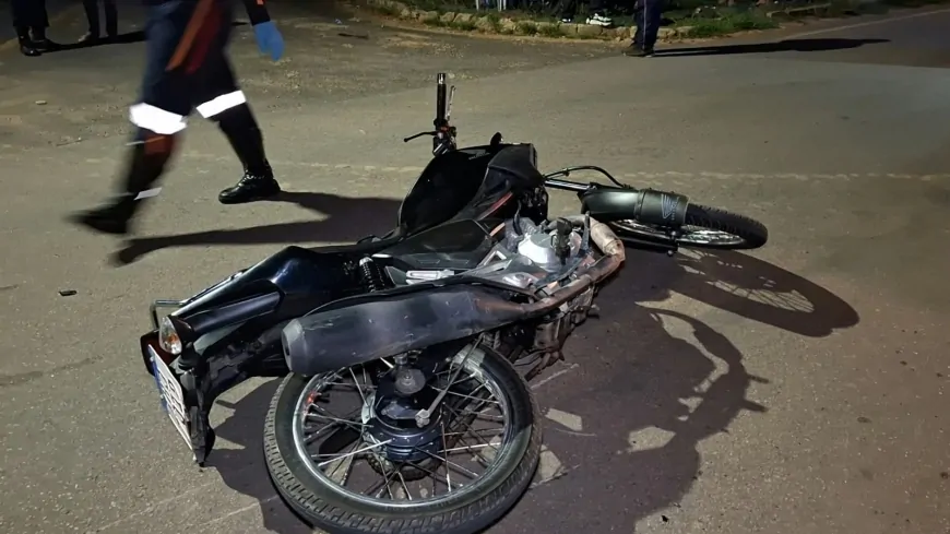 Três pessoas ficam feridas após colisão entre motocicletas na T-28