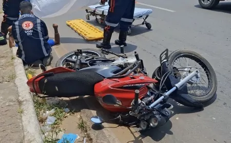 colisão entre moto e carro termina com motociclista socorrido pelo SAMU