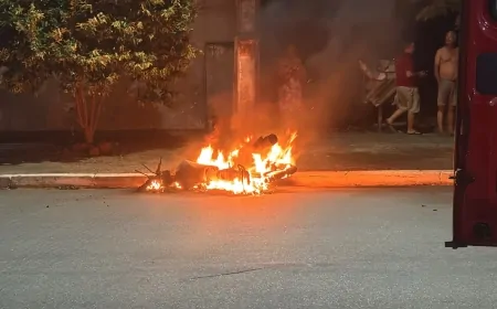 colisão entre carro e motocicleta deixa três feridos e moto é destruída pelo fogo em ji-paraná