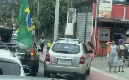 Motorista que estava com adesivo de Lula atropela duas crianças em ato de Flávio Bolsonaro