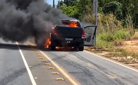 Mecânico sai para testar caminhonete, veículo pega fogo e acaba destruído em Ji-Paraná
