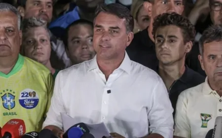 “Sou o presidente eleito” do Brasil, diz Flávio em carta dos EUA