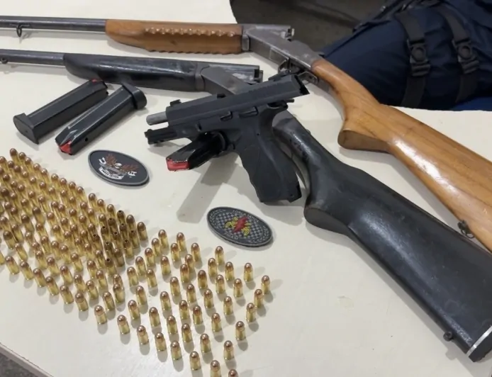 Polícia Militar apreende pistola, espingardas e munições escondidas em beco em Ji-Paraná