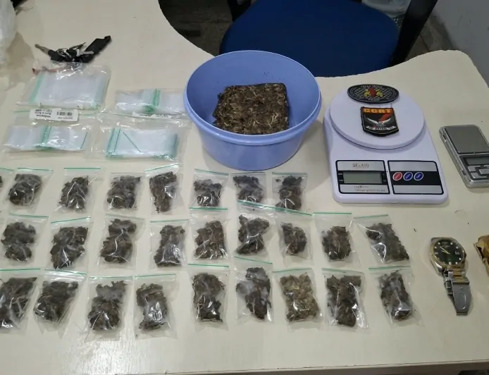 Suspeito é preso com drogas, dinheiro e balanças de precisão em Ji-Paraná