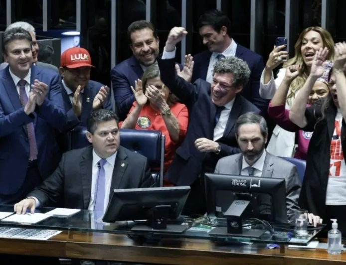 Presidente da Frente de Prefeitos chama fim da 6×1 de “demagogia eleitoral”