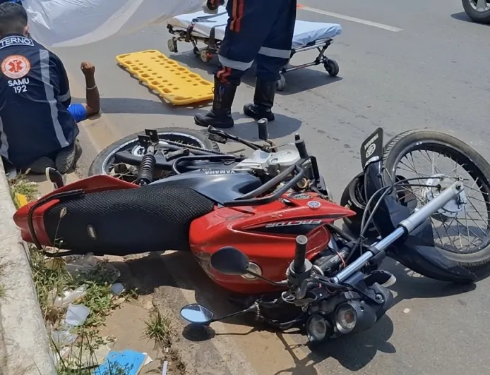 colisão entre moto e carro termina com motociclista socorrido pelo SAMU