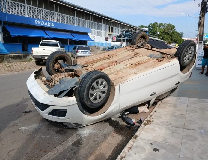 Capotamento mobiliza Polícia Militar na madrugada desta sexta-feira
